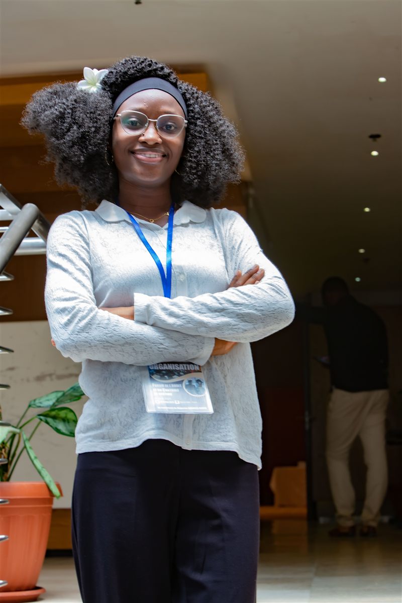 Hôtesse Jua Prestige en salle de conférence à Dakar