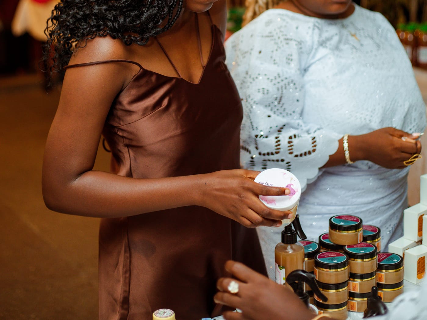 Hôtesse Jua Prestige accompagnant une invitée à Safa Concept Store