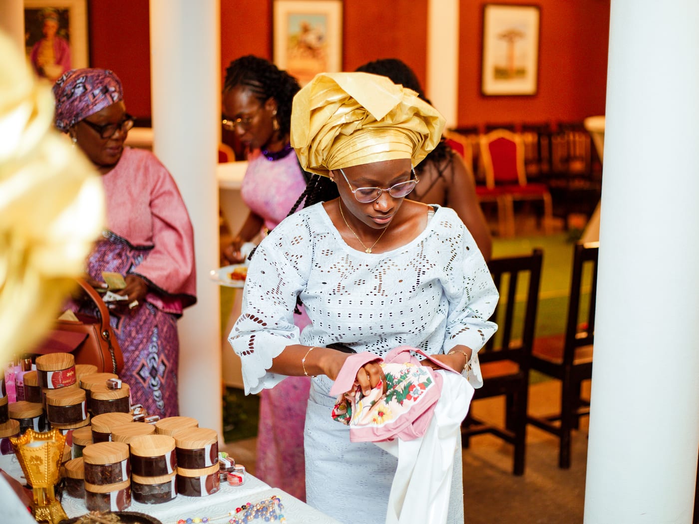 Hôtesse Jua Prestige présentant les exposants à Safa Concept Store